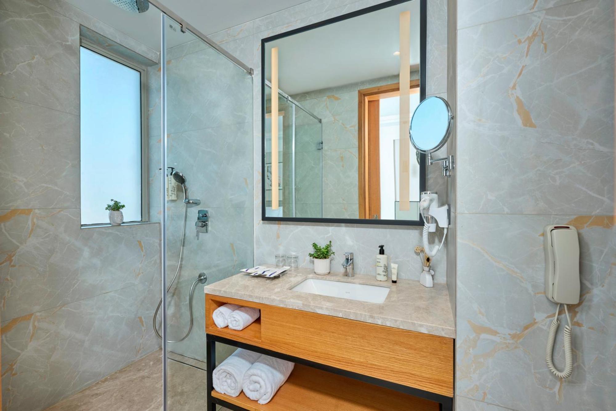 Iris Sarovar Portico Gurgaon Exterior photo